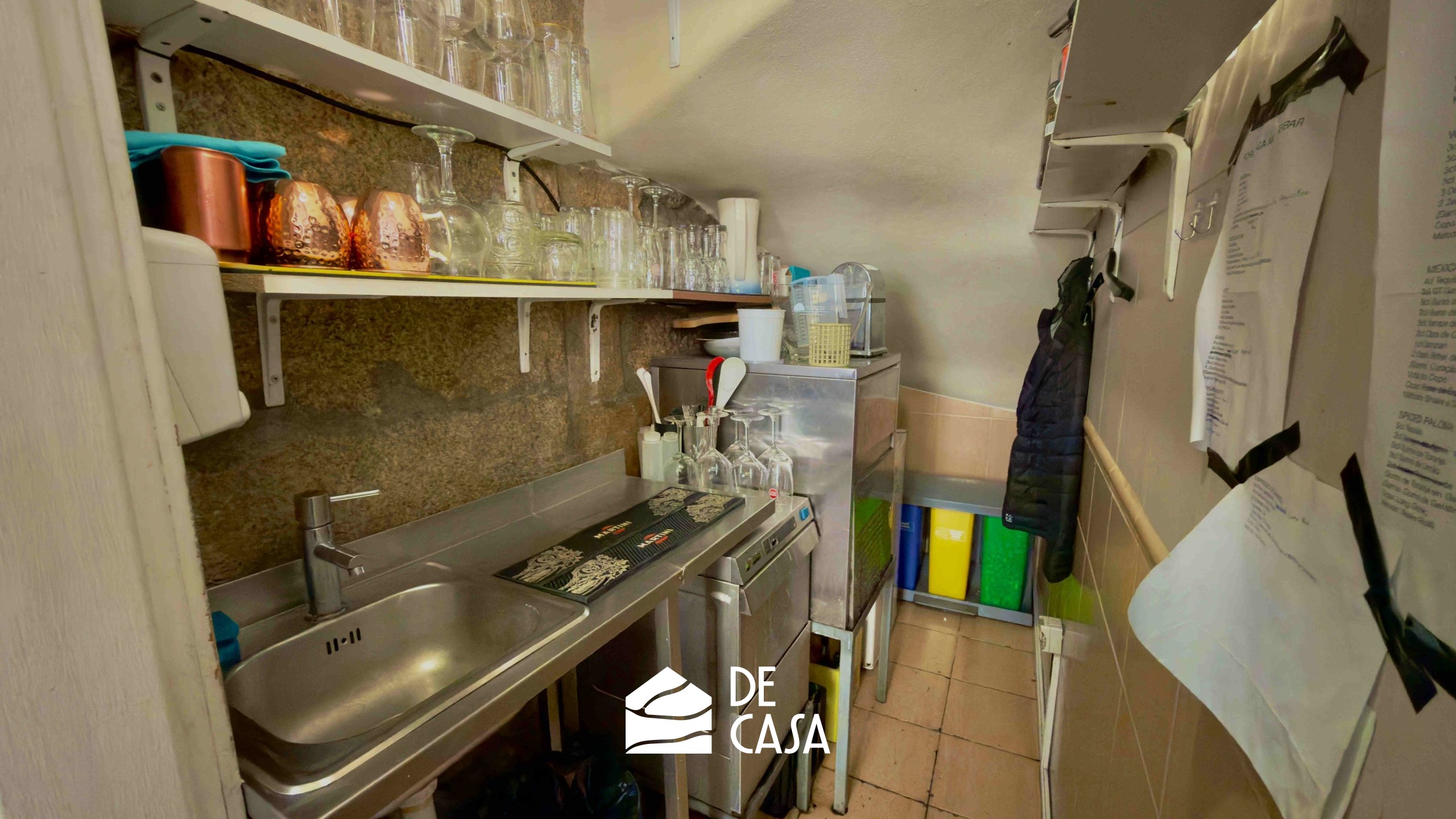 Espaço Comercial para Trespasse: Bar em Pleno Funcionamento!