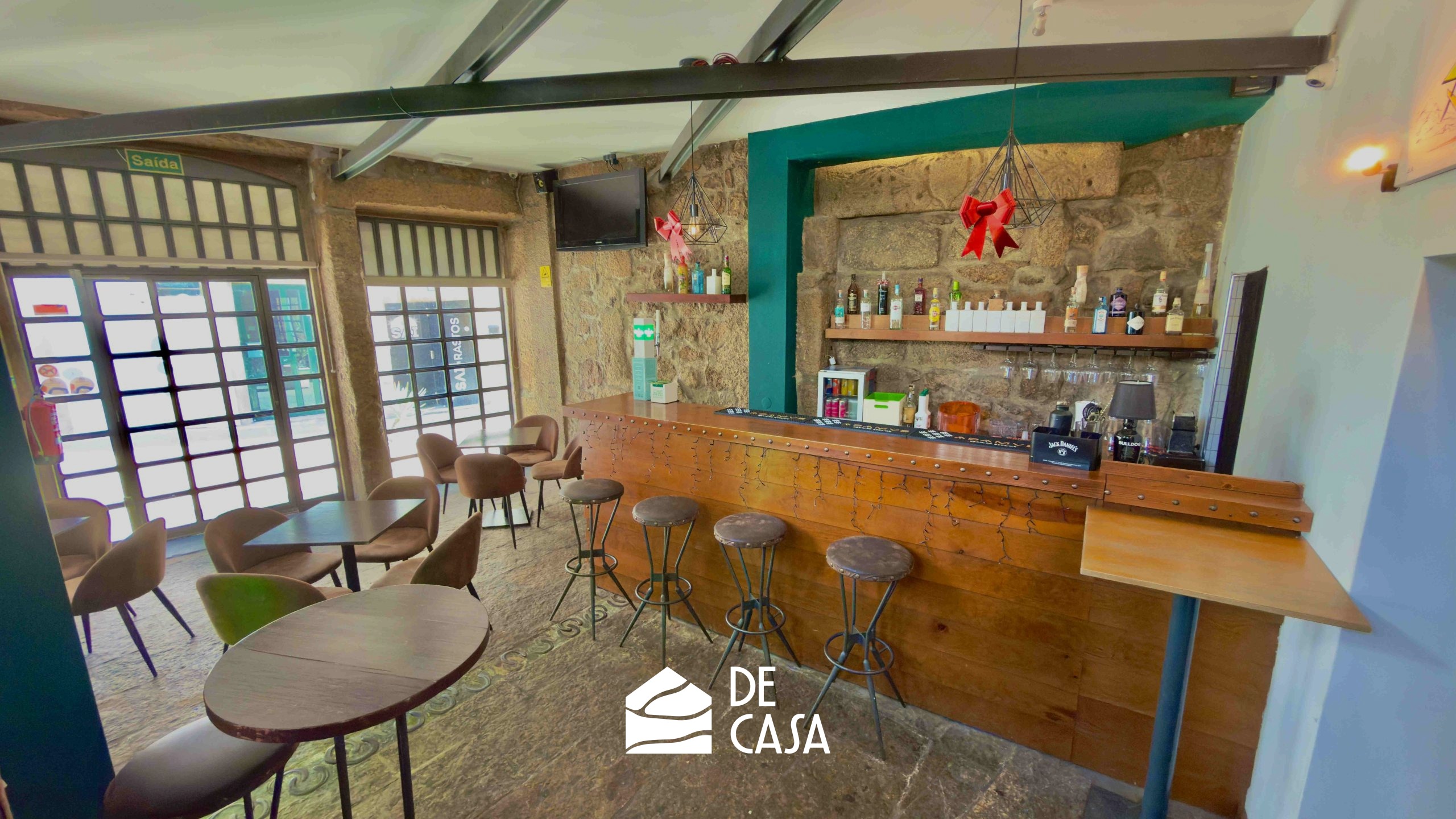 Espaço Comercial para Trespasse: Bar em Pleno Funcionamento!